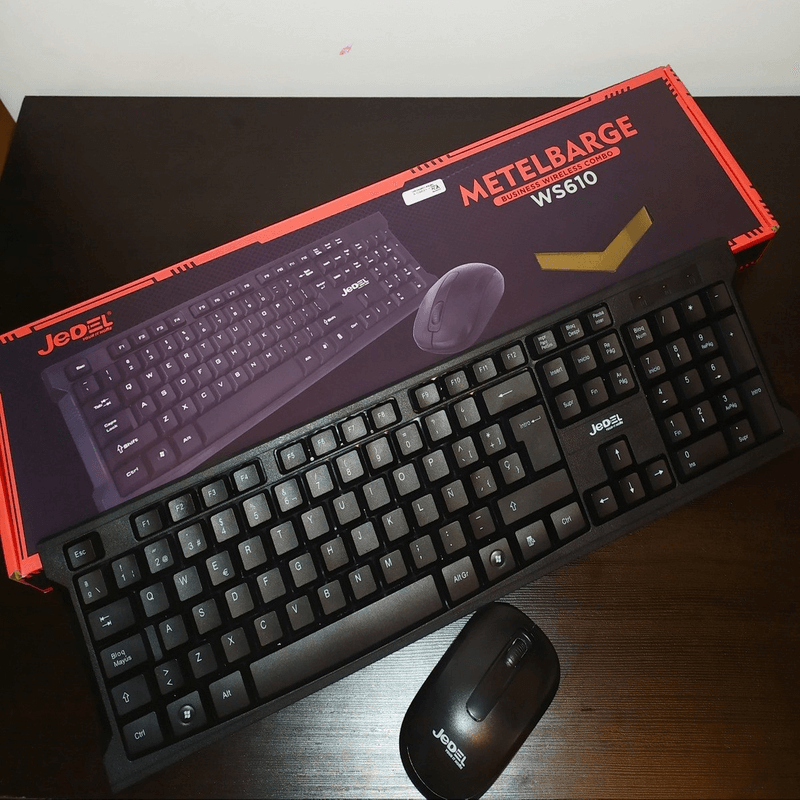 Wireless desktop keyboard and mouse combo