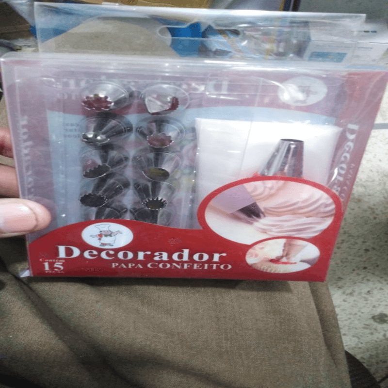 Cake decorating set with steel nozzles