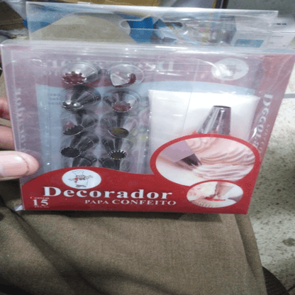 Cake decorating set with steel nozzles