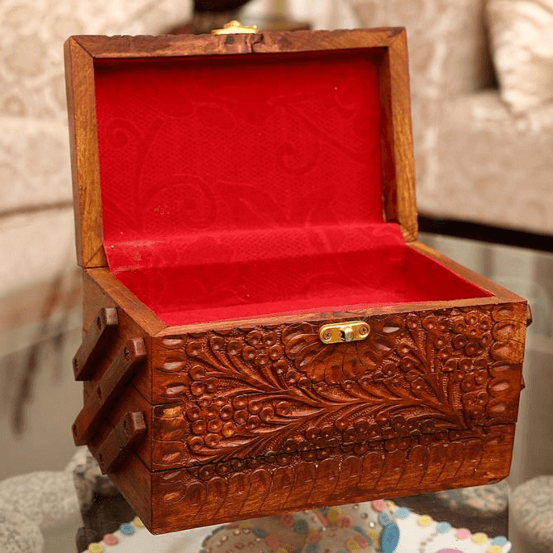 Multi-stage jewelry case