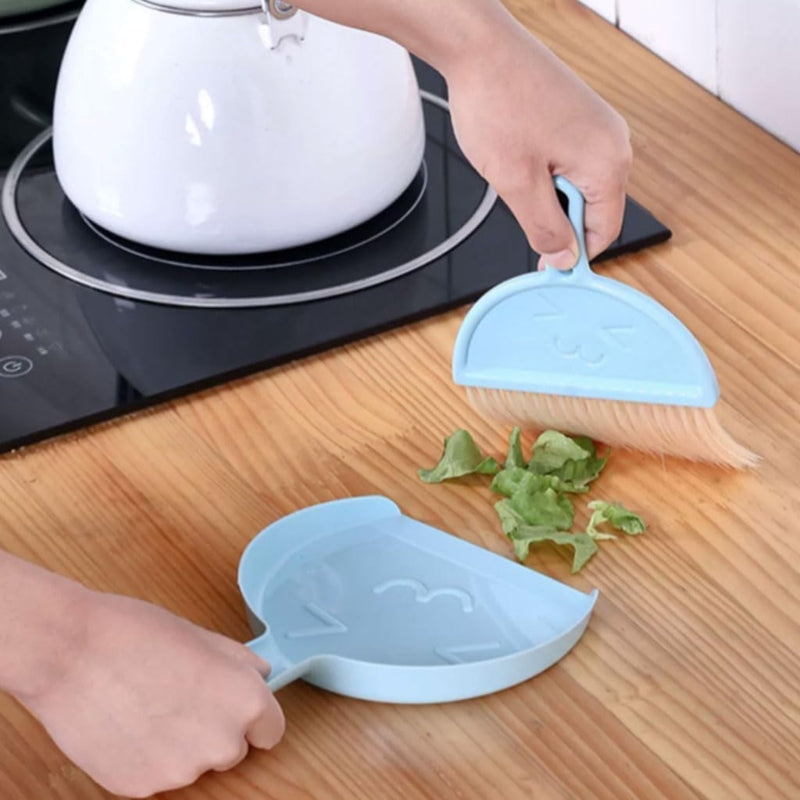 Mini dustpan and broom set